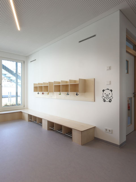 Schreinerarbeiten Kindergarten Kindergarten Innenausbau feste Einbauten Garderobe