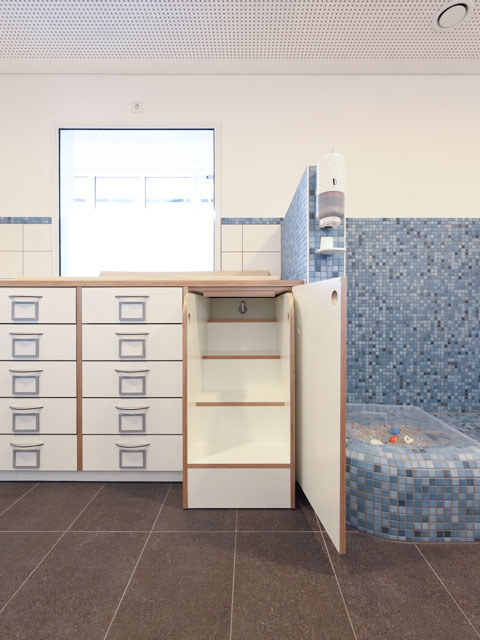 Ruhezone Kindergarten Innenausbau feste Einbauten Garderobe
