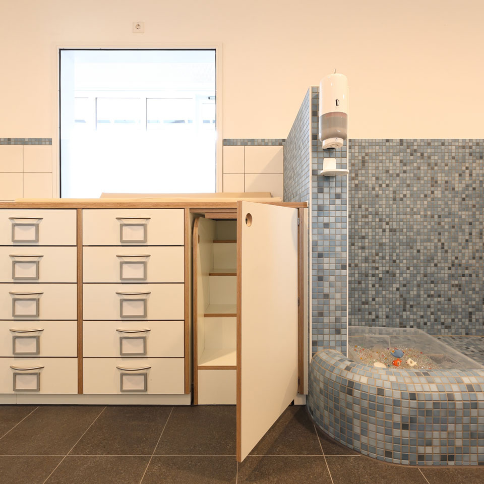 Kindergarten Innenausbau feste Einbauten Garderobe