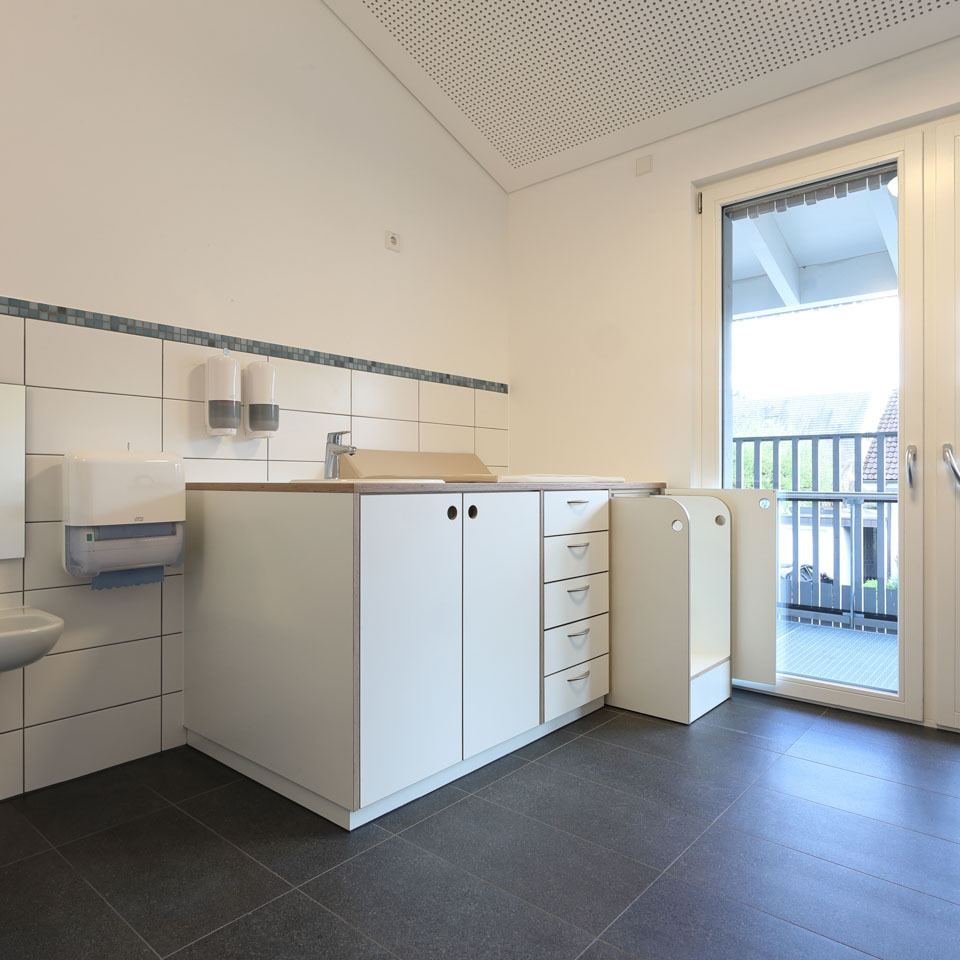 Kindergarten Innenausbau feste Einbauten Garderobe