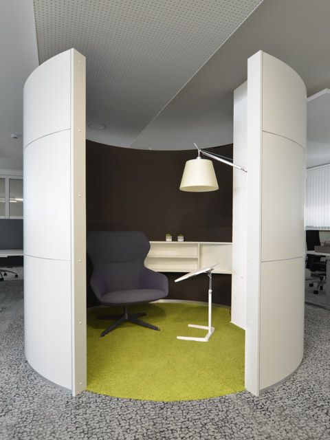 Arbeitsplätze im Back Office mit Besprechungsinsel