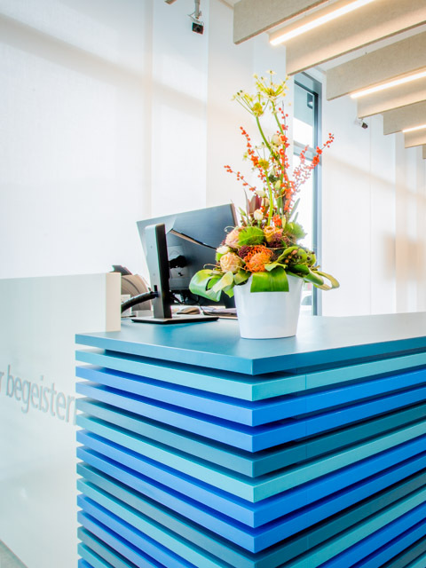 Farbige Lamellen Empfangstheke Volksbank Radolfzell