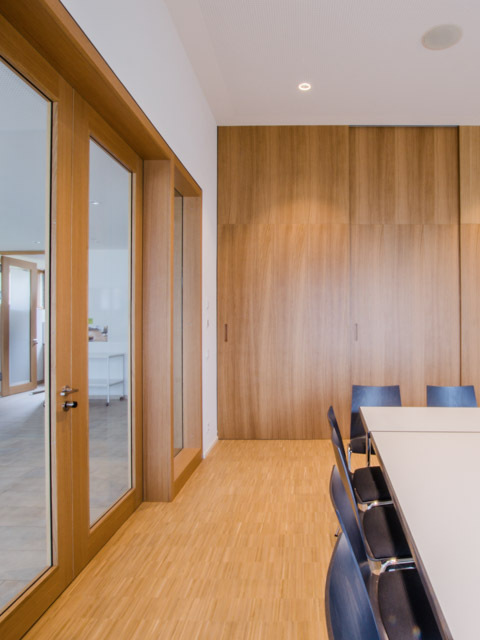Gemeindehaus Weisweil Lichtdurchflutet Holz-Glas-Trennwand