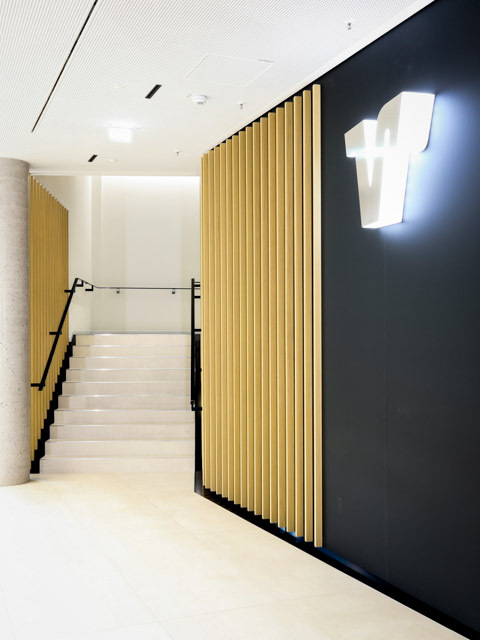 Volksbank Freiburg Lamellenwand Holz